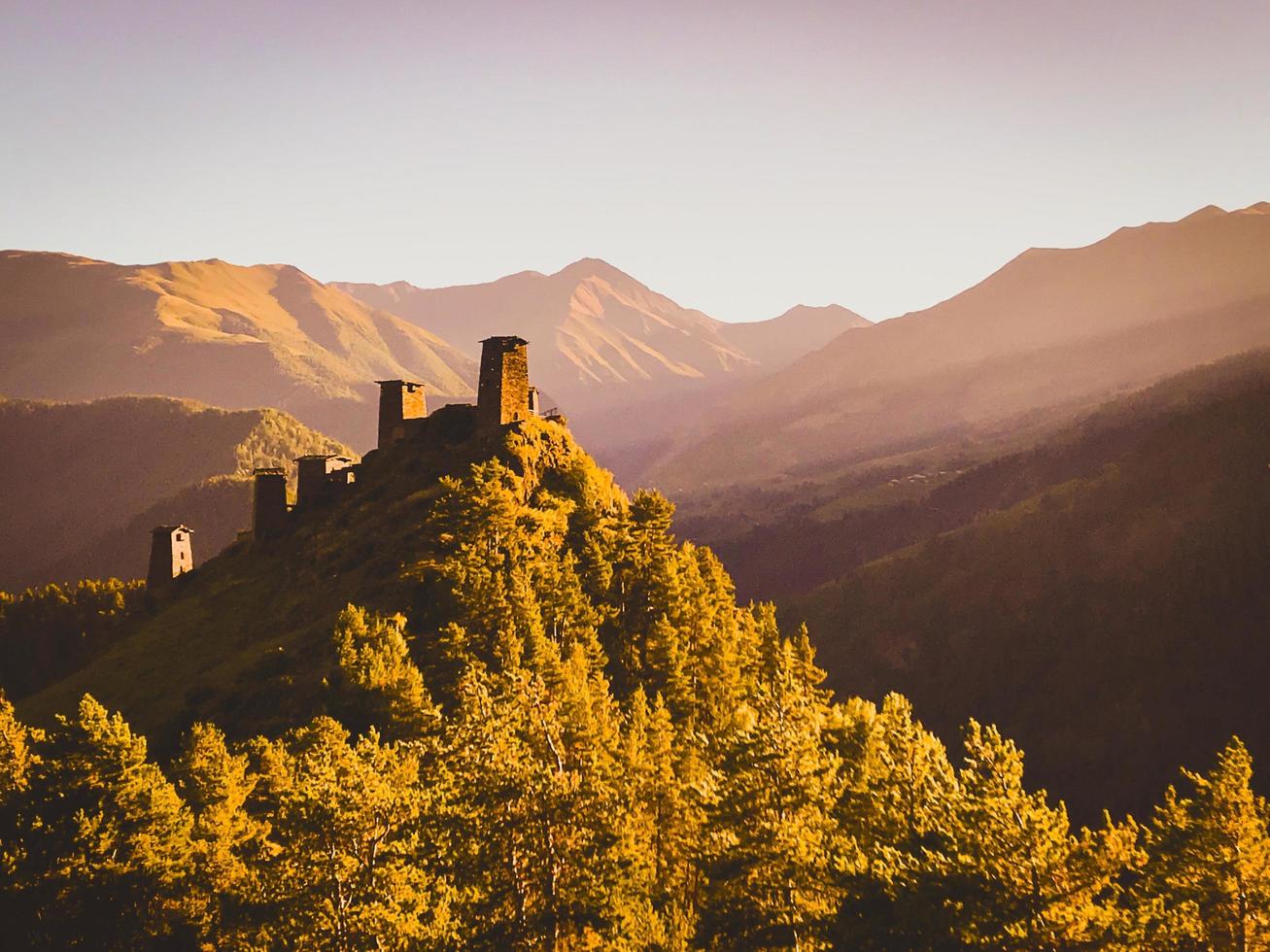 torri tushetiane su per la collina in alto omalo, tusheti foto