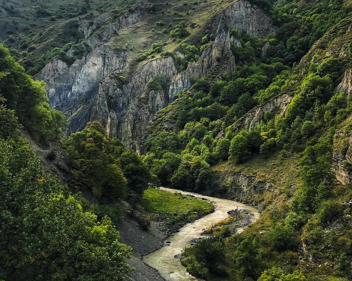 montagne e fiume con un paesaggio panoramico in Georgia, nella regione di Khevsureti foto