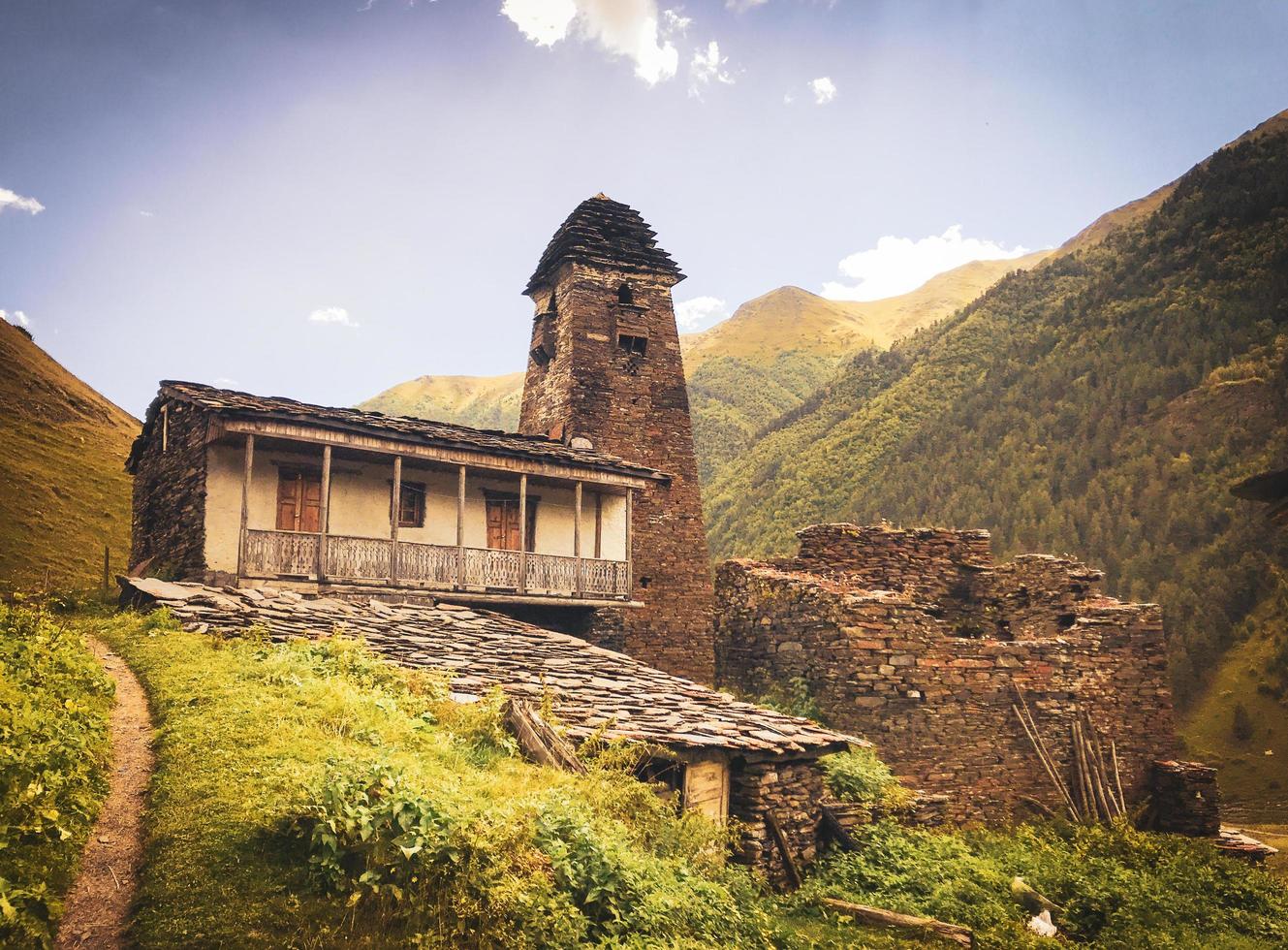 tusheti, georgia 2020-torri in pietra e tradizionali case tusheti nel villaggio di dartlo foto