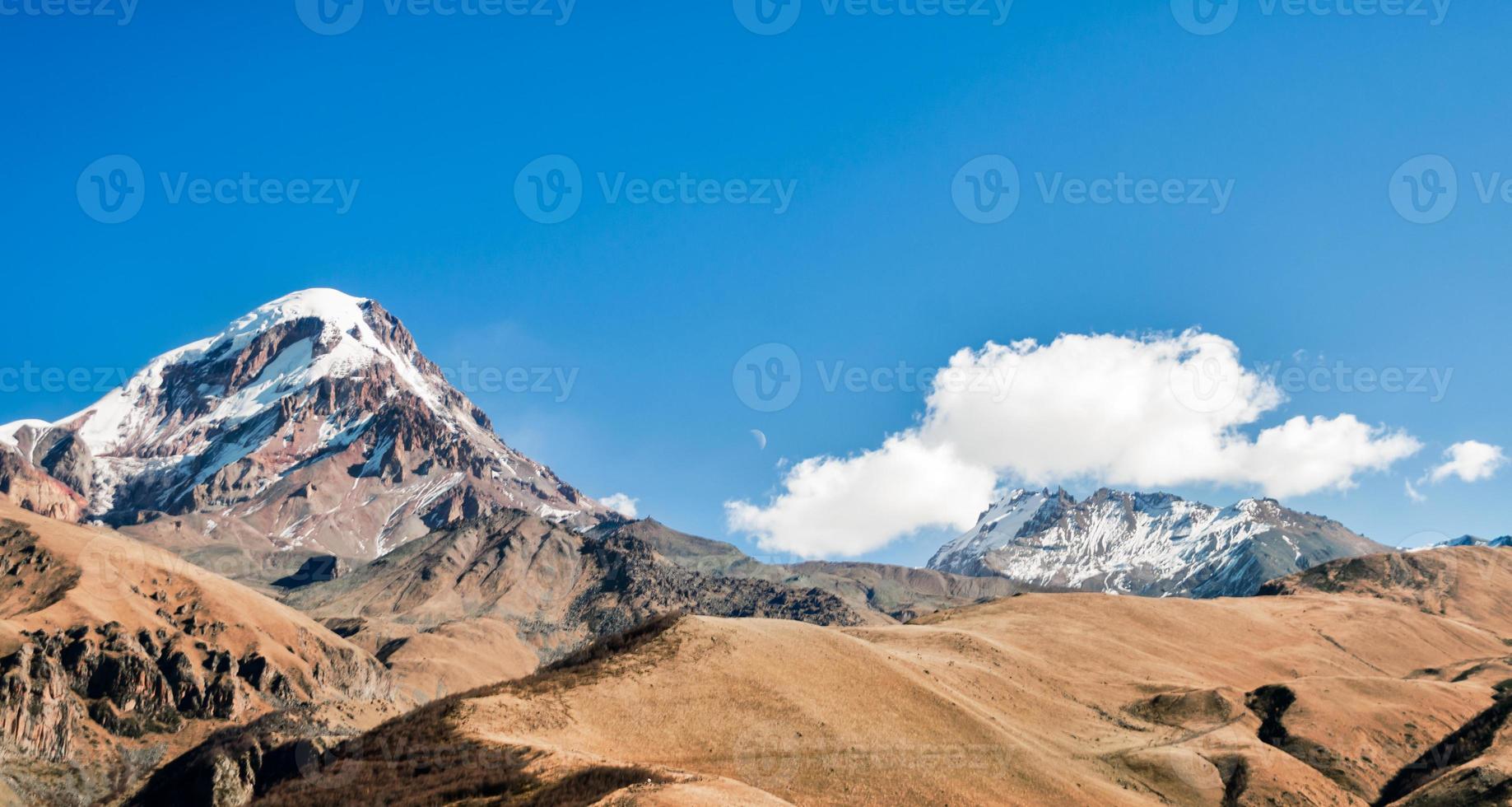 alte scogliere e montagne con neve sui picchi in Georgia foto