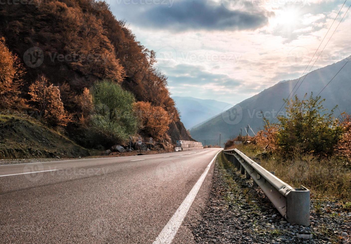 strada attraverso un paesaggio autunnale foto