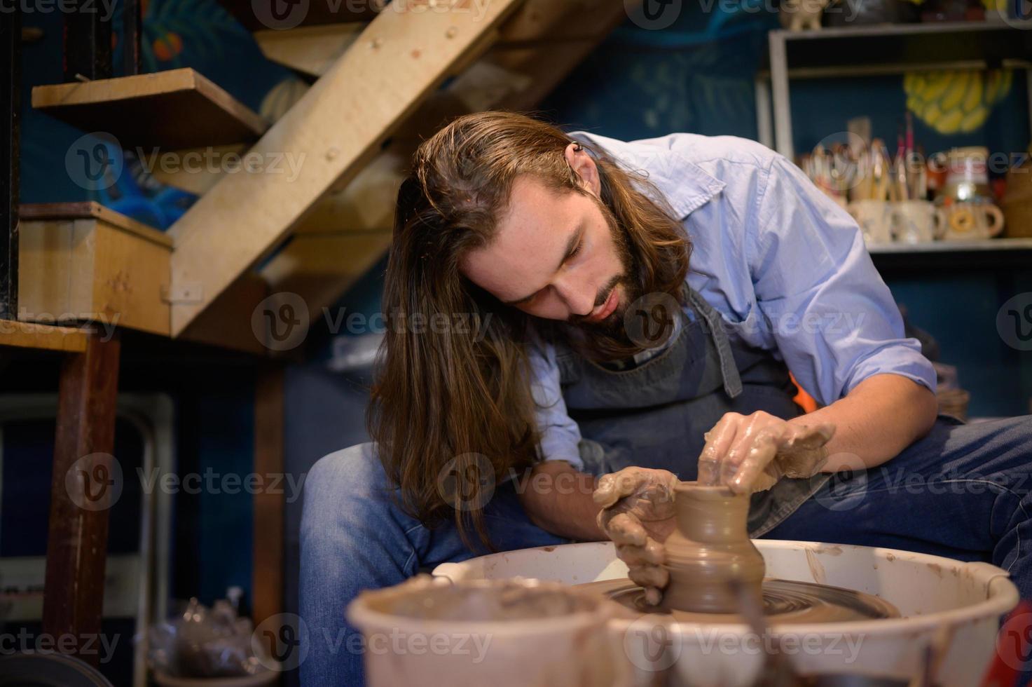 ceramica artista, giovane fabbricazione un' pezzo di argilla modanatura con calma e meticolosamente nel ordine per produrre il maggior parte attraente opera possibile, foto