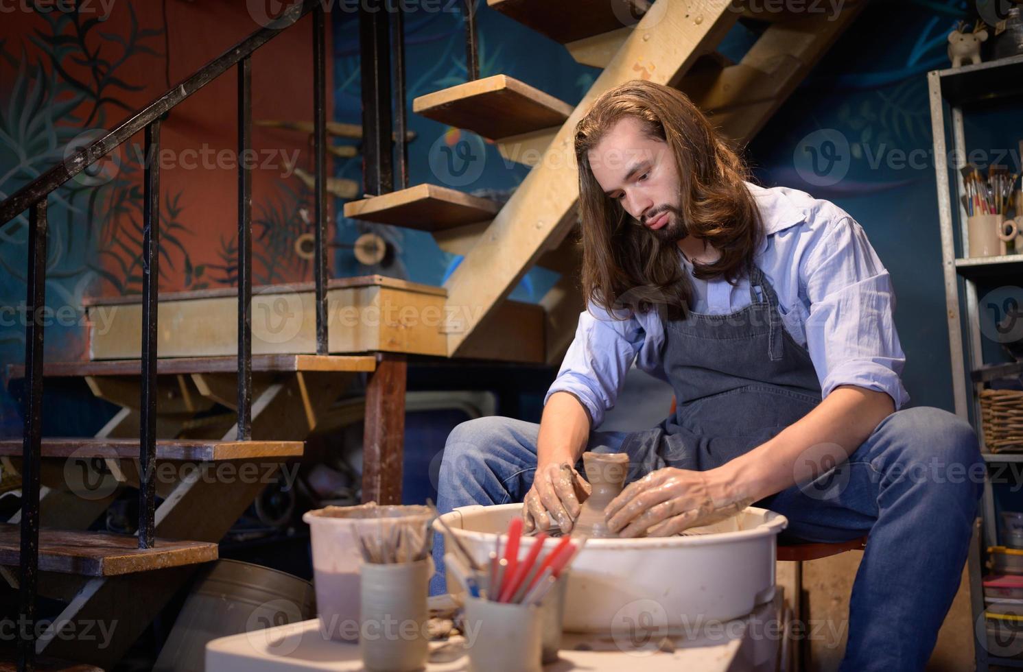 ceramica artista, giovane fabbricazione un' pezzo di argilla modanatura con calma e meticolosamente nel ordine per produrre il maggior parte attraente opera possibile, foto