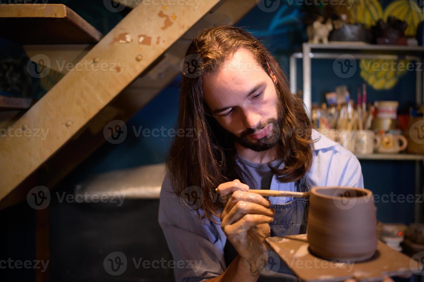 ceramica artista, giovane fabbricazione un' pezzo di argilla modanatura con calma e meticolosamente nel ordine per produrre il maggior parte attraente opera possibile, foto