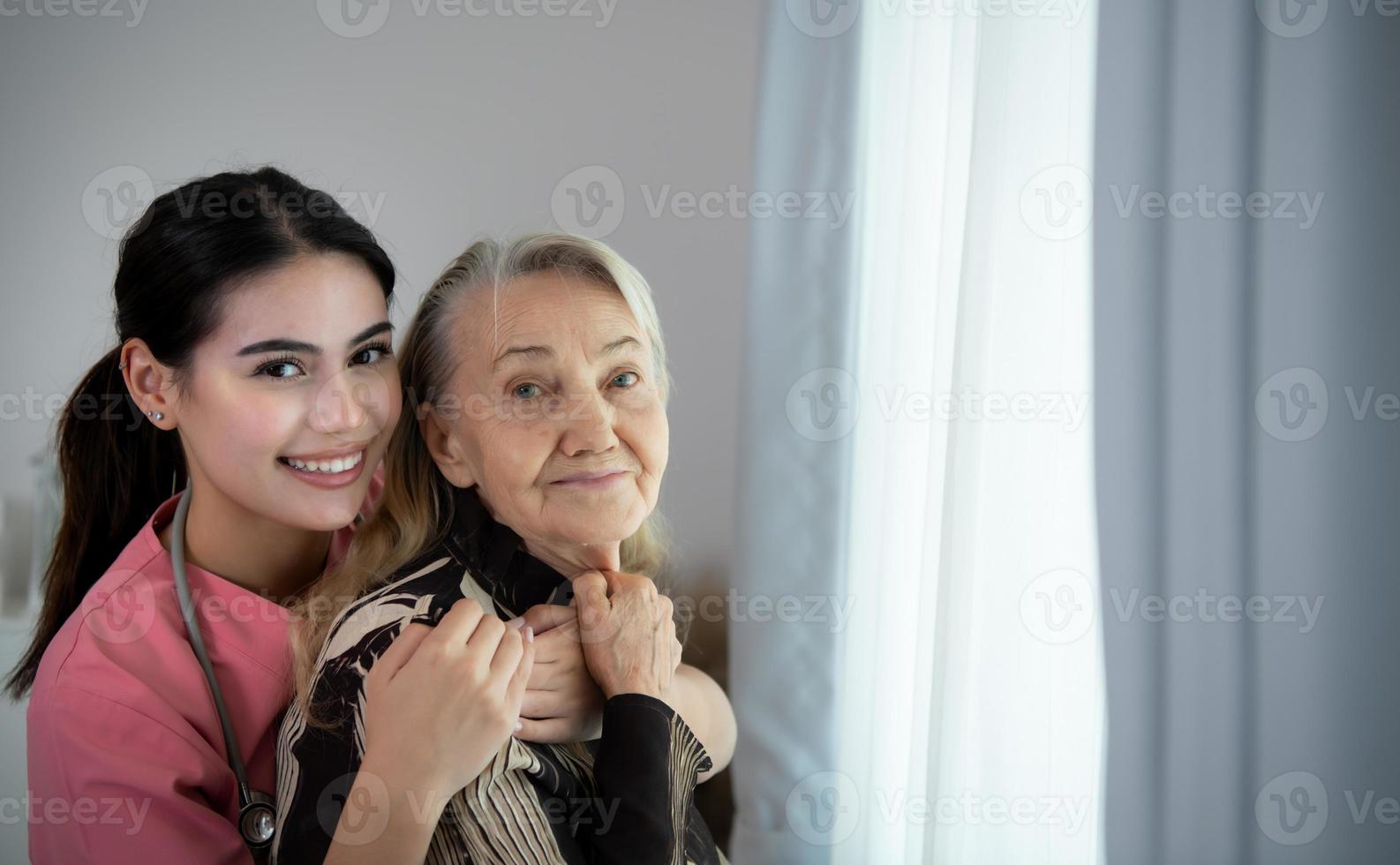 badante per un anziano donna settimanalmente controlli a il del paziente residenza. pronto per dare medico consigli e parlare di vario storie, scambio ogni altro felicemente. foto