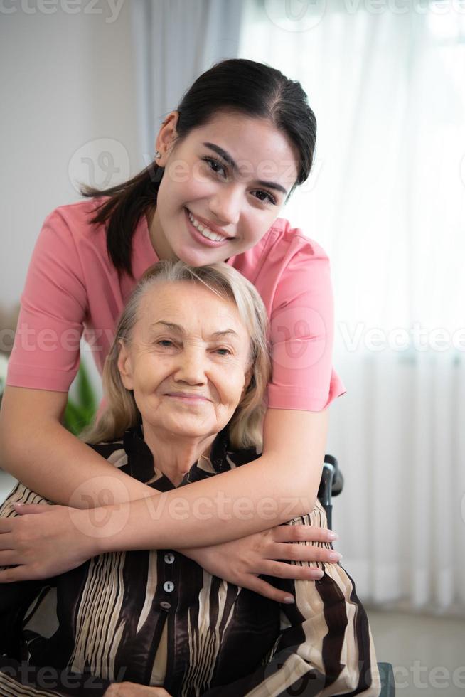 badante per un anziano donna settimanalmente controlli a il del paziente residenza. pronto per dare medico consigli e parlare di vario storie, scambio ogni altro felicemente. foto