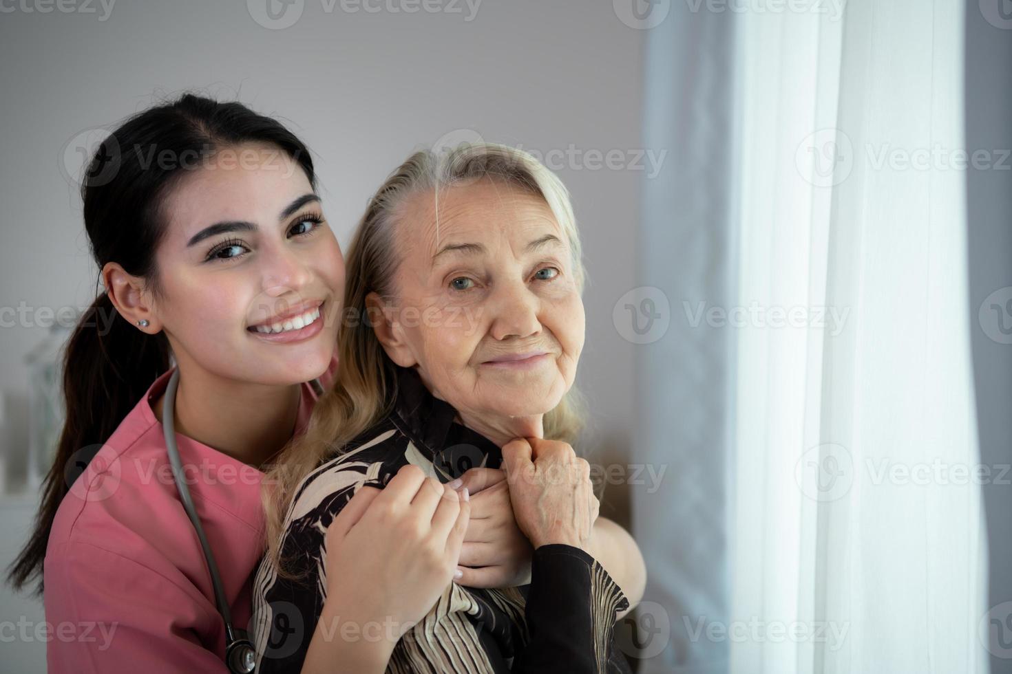 badante per un anziano donna settimanalmente controlli a il del paziente residenza. pronto per dare medico consigli e parlare di vario storie, scambio ogni altro felicemente. foto