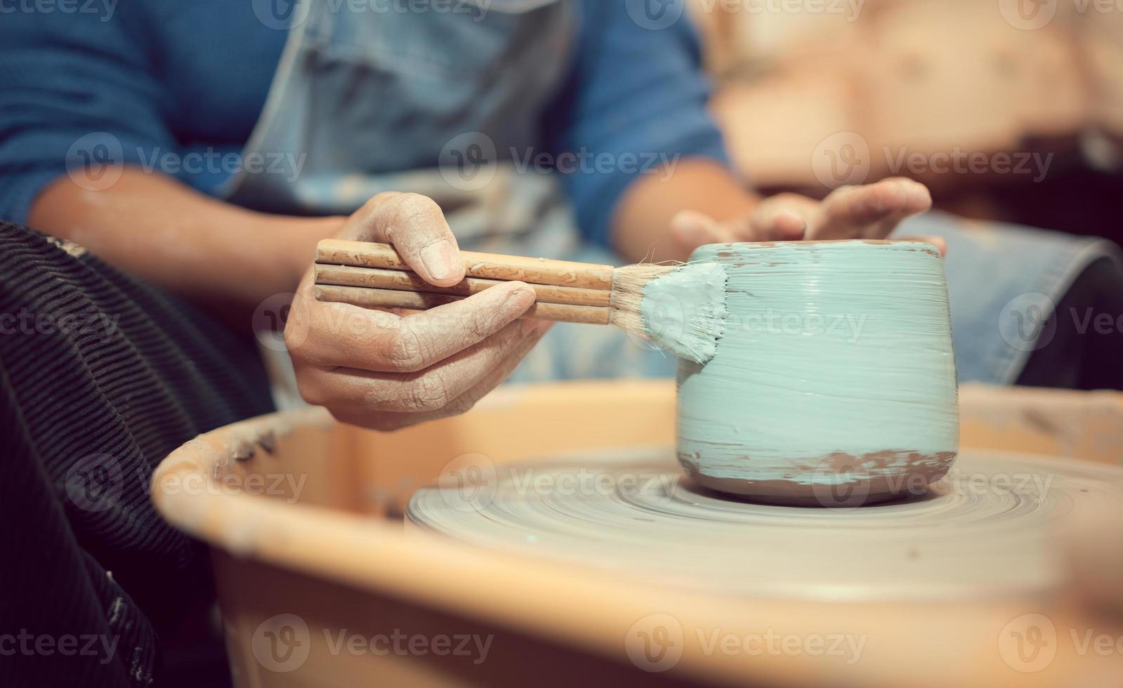 pittura il scultura è uno di il artista ceramica processi. foto