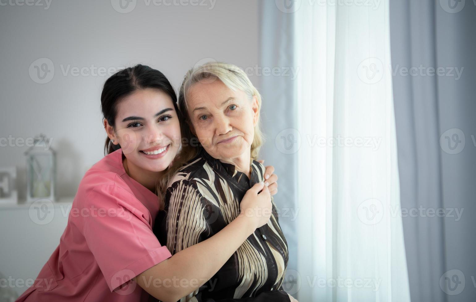 badante per un anziano donna settimanalmente controlli a il del paziente residenza. pronto per dare medico consigli e parlare di vario storie, scambio ogni altro felicemente. foto