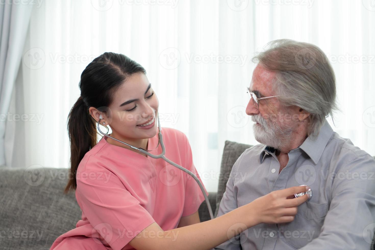 badante per un anziano uomo settimanalmente controlli a il del paziente residenza. pronto per dare medico consigli e parlare di vario storie, scambio ogni altro felicemente. foto