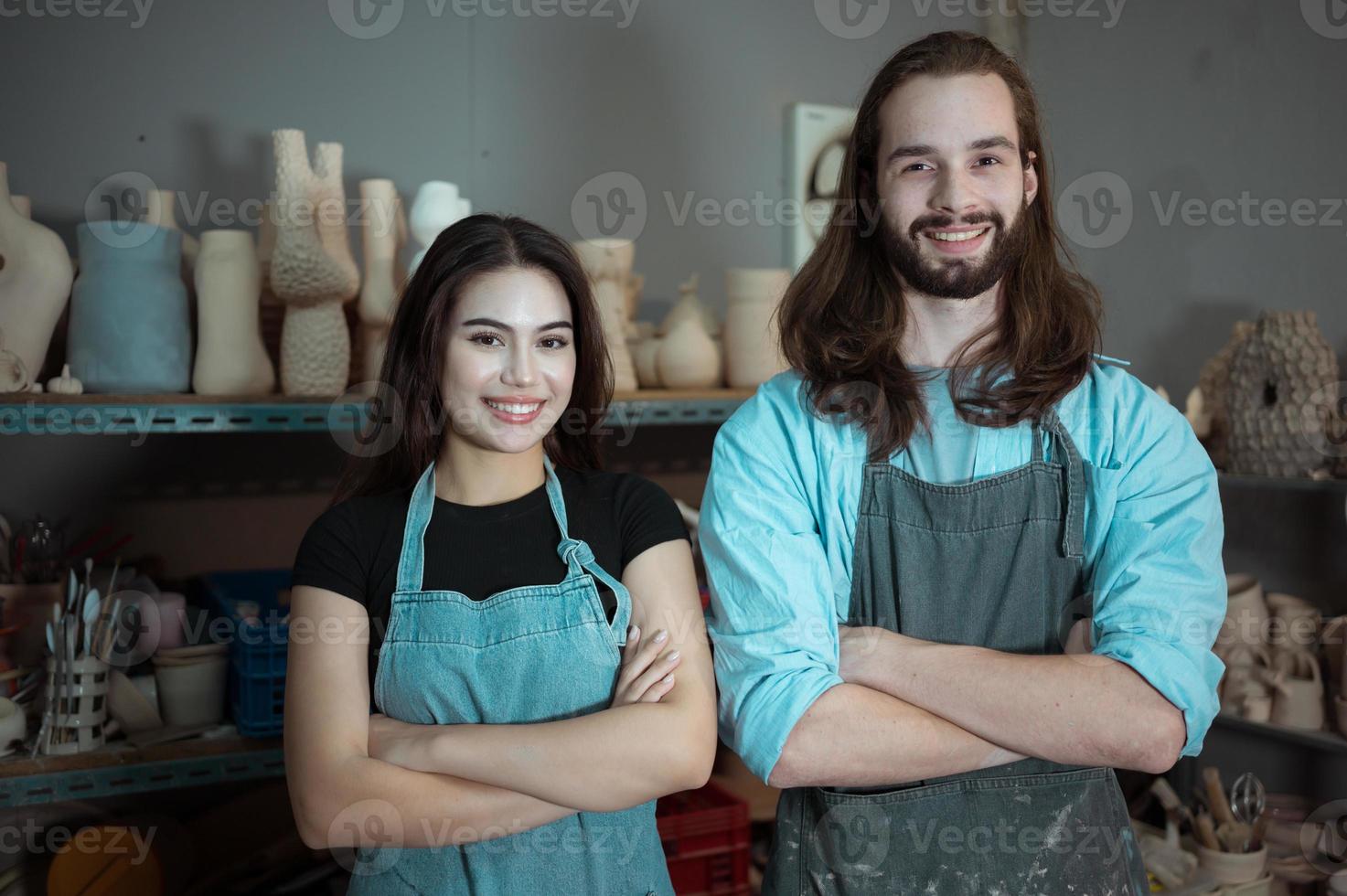 ritratto di giovane attività commerciale uomo e donna avendo un' poco ceramica attività commerciale, foto