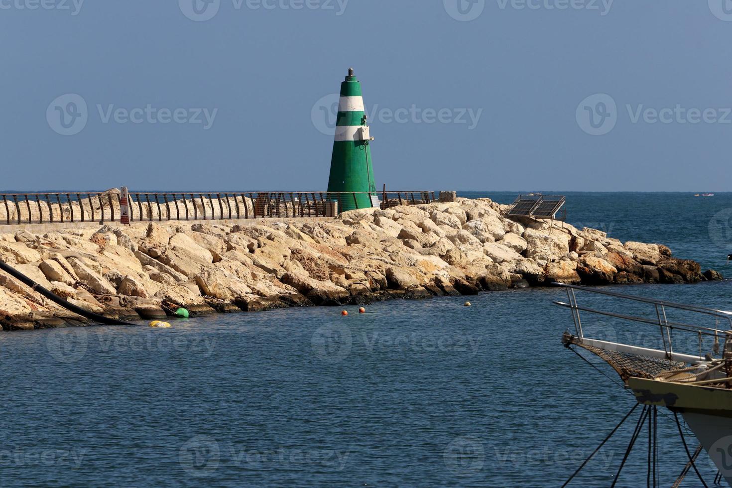 un' faro è un' navigazione punto di riferimento quello è Usato per identificare coste e individuare navi. foto