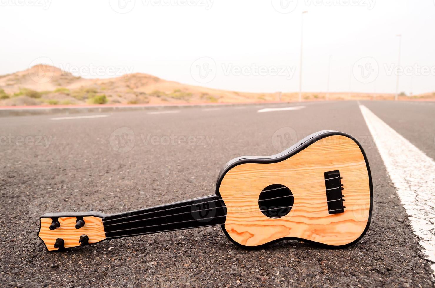 chitarra su il strada foto