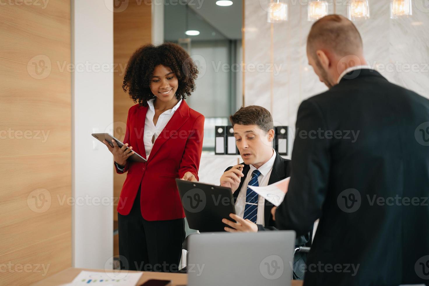 ufficio colleghi avere un' casuale discussione. durante un' incontro nel un' conferenza camera, un' gruppo di attività commerciale brulicare sedersi nel il conferenza camera nuovo avviare progetto foto