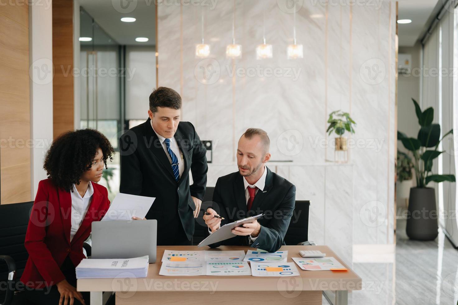 giovane attività commerciale creativo squadra siamo di brainstorming pianificazione discutere mentre seduta nel creativo attività commerciale discutere opera nel il ufficio foto