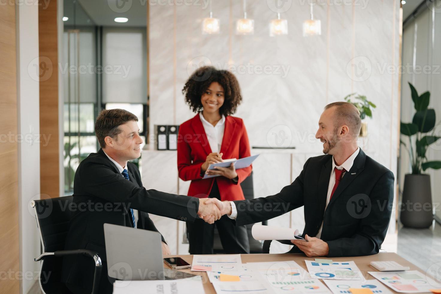 attività commerciale persone tremante mani durante un' incontro nel moderno ufficio foto