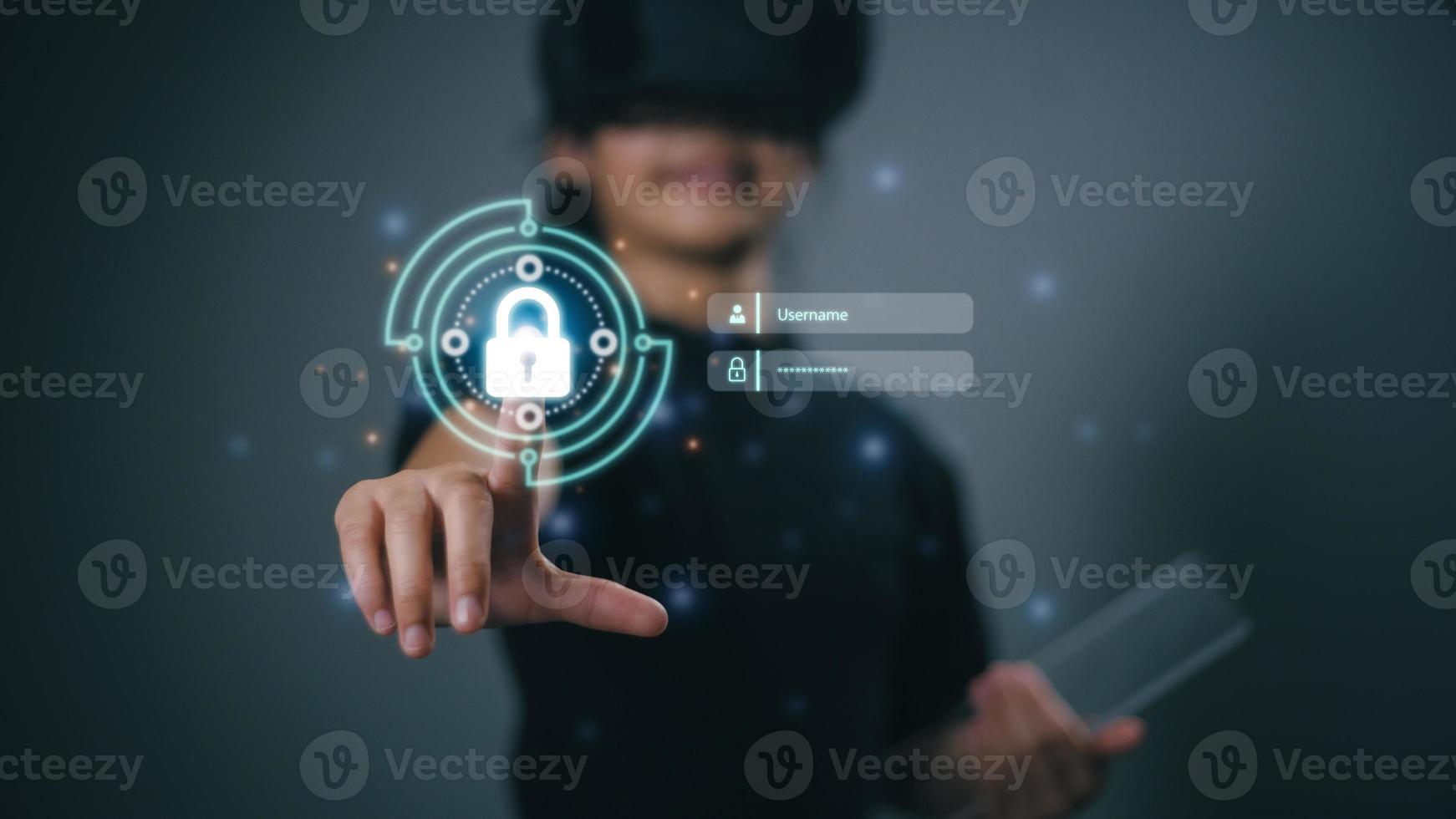 sicurezza informatica e vita privata concetti per proteggere dati. donne d'affari proteggere personale dati su compresse e virtuale interfacce. serratura icona e Internet Rete sicurezza tecnologia. foto