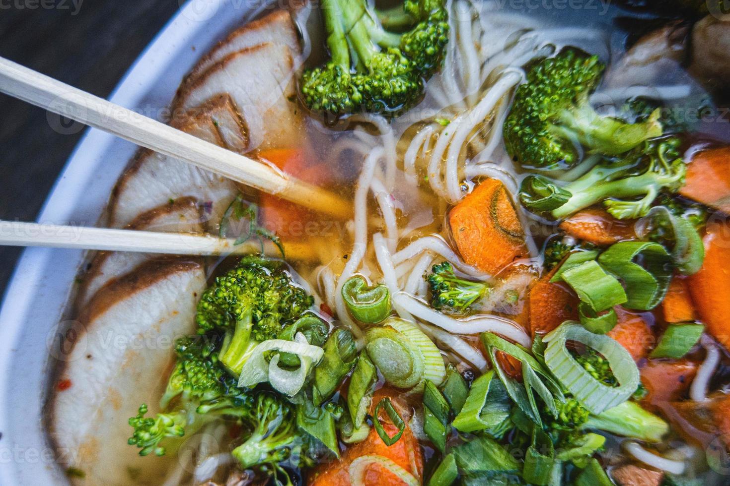 ciotola di ramen con bastoncini e broccoli su superiore foto