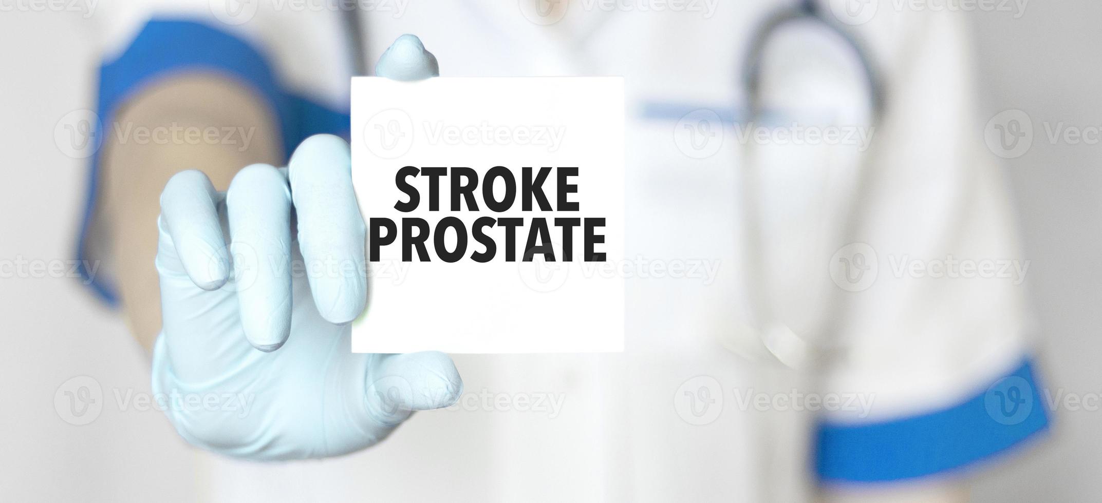 medico Tenere un' carta con testo ictus prostata, medico concetto foto