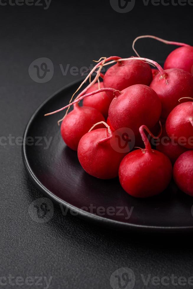 delizioso fresco crudo rosso ravanello per fabbricazione salutare insalata foto