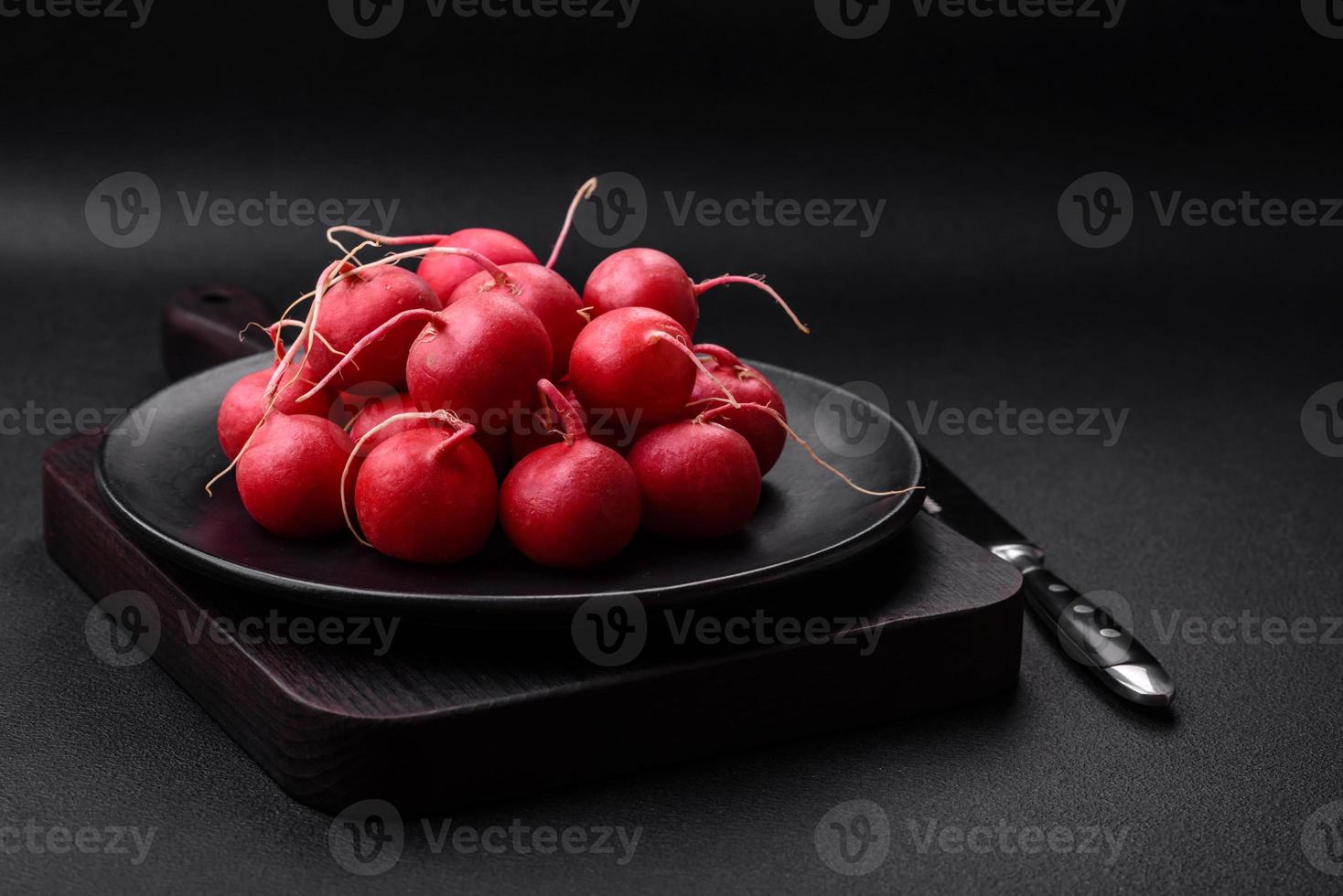 delizioso fresco crudo rosso ravanello per fabbricazione salutare insalata foto