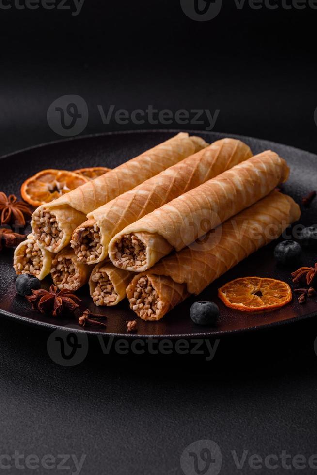 delizioso croccante wafer rotoli con crema Riempimento con noccioline foto