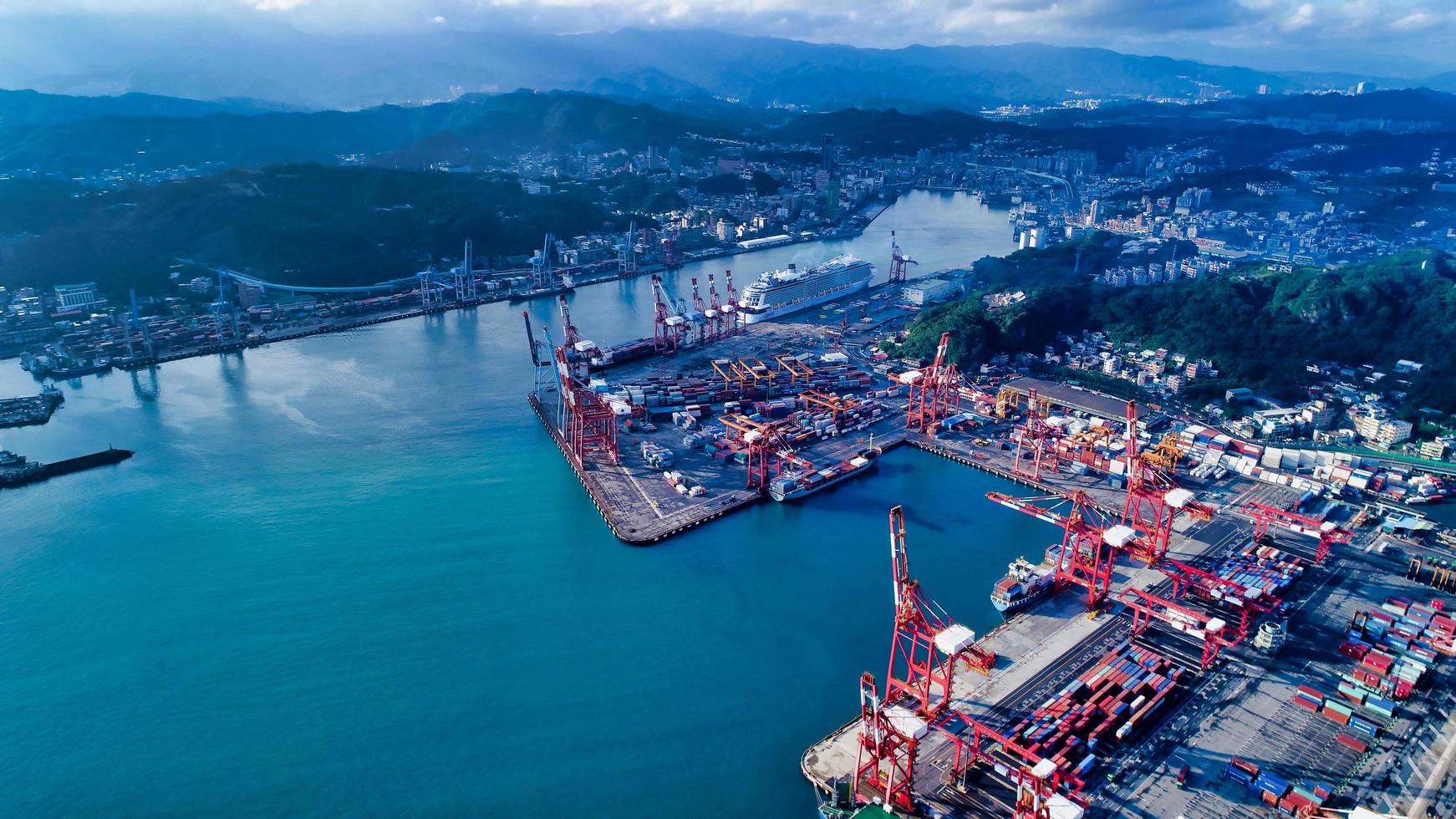 taiwan 2017- veduta aerea del porto di keelung foto