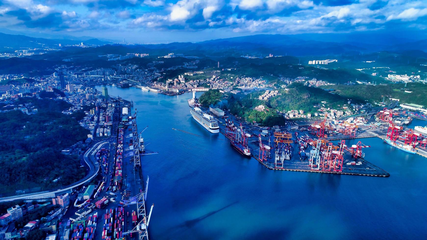 taiwan 2017- veduta aerea del porto di keelung foto
