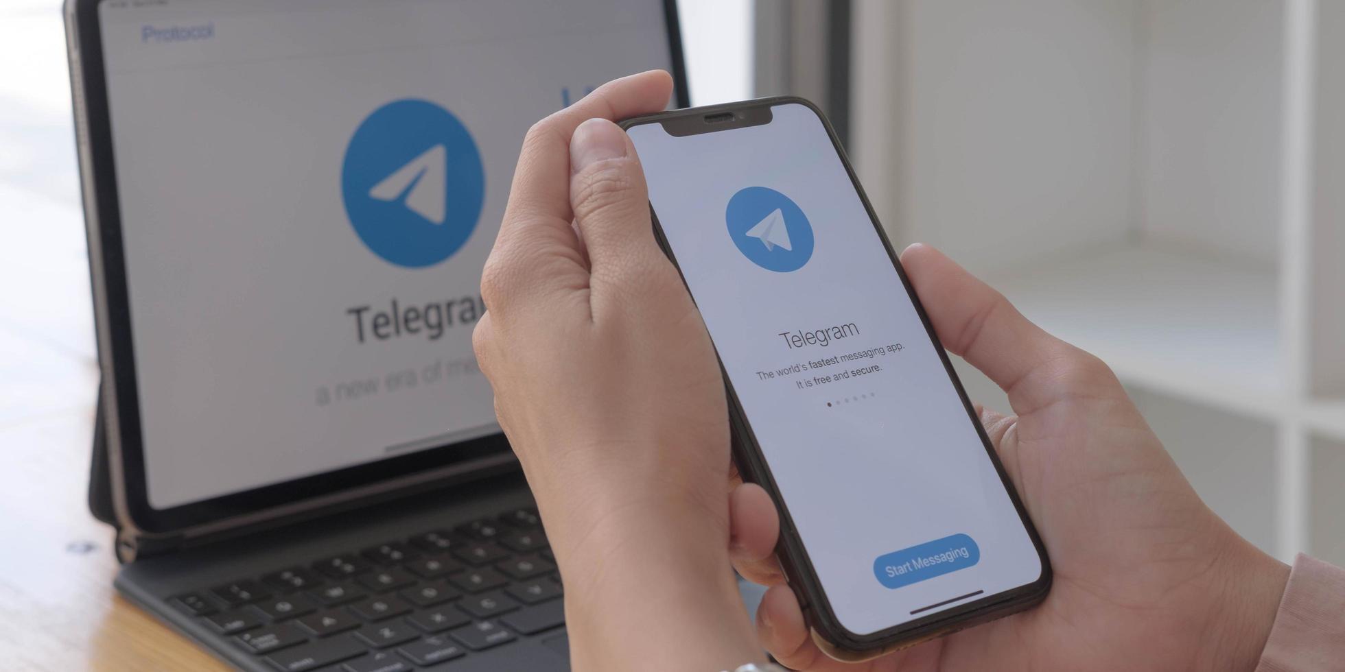 chiang mai, thailandia 2021 - persona che utilizza l'app Telegram sullo smartphone foto