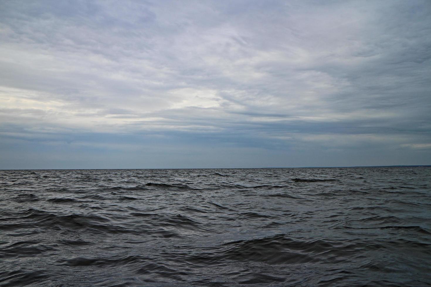 mare drammatico con acque nere e orizzonte vuoto foto