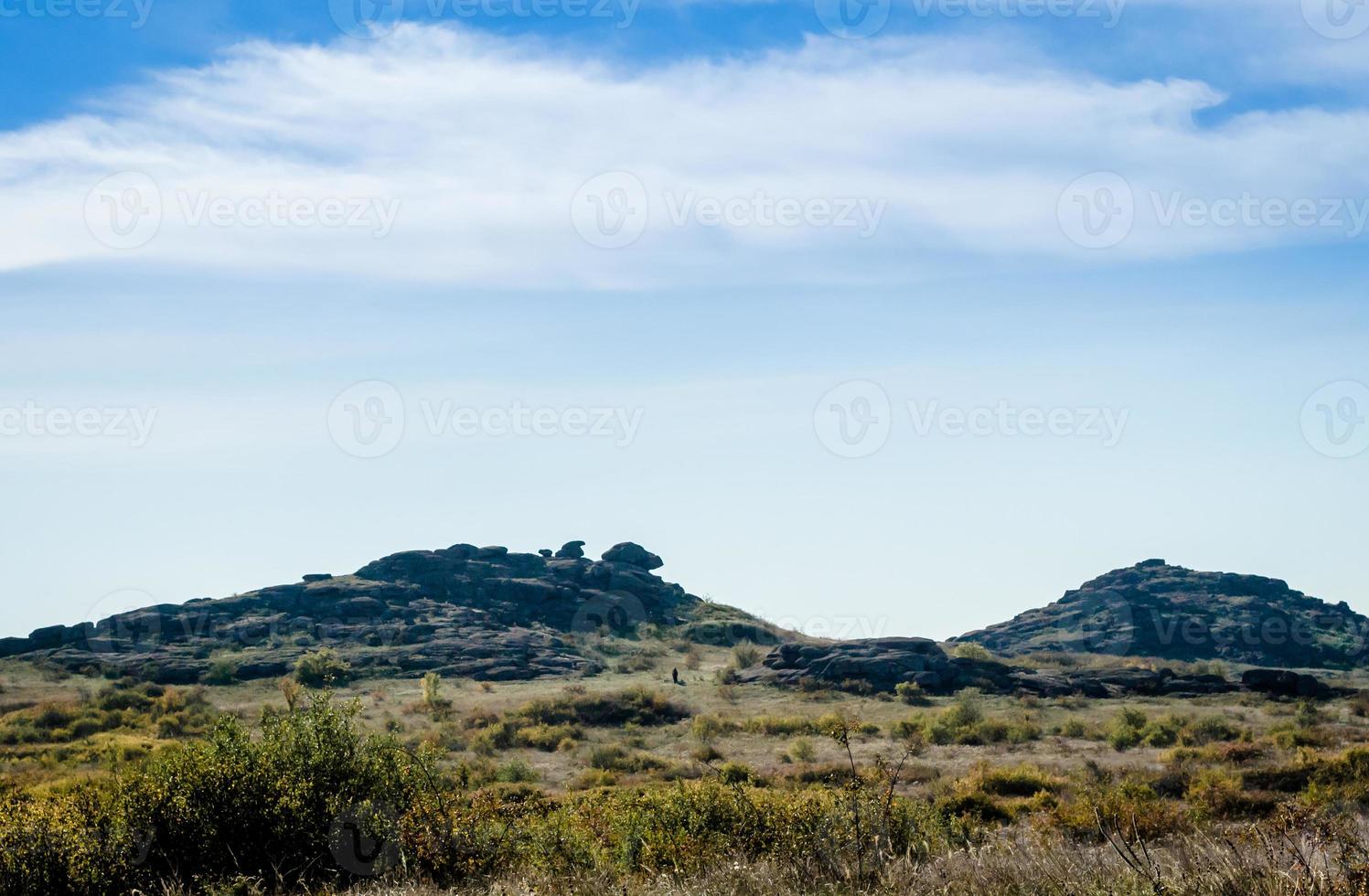 montagne di pietra e cielo blu con nuvole bianche foto