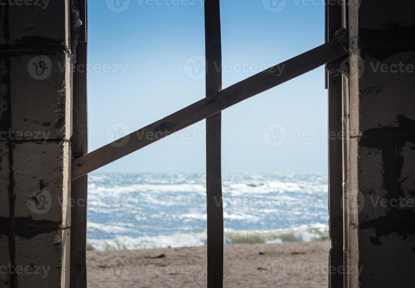 vista della spiaggia da sotto una passerella foto