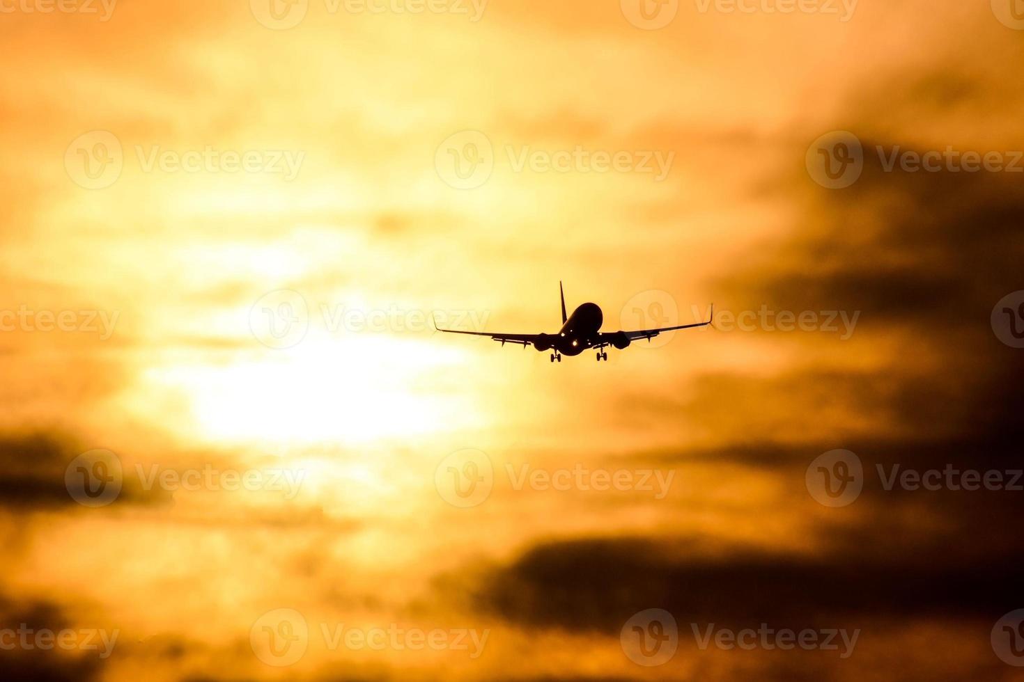 aereo volante al di sopra di il nuvoloso cielo foto