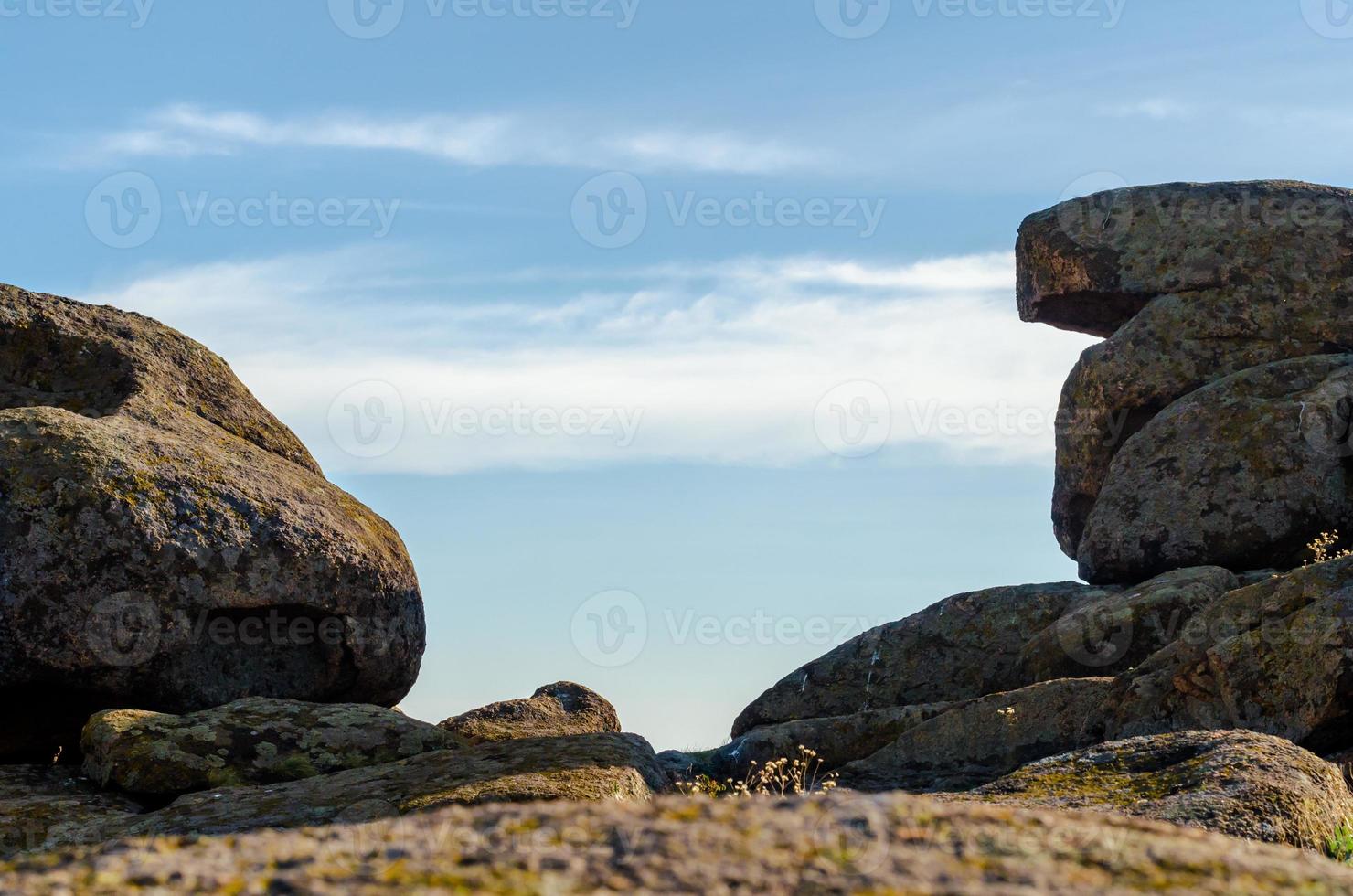 vista del cielo tra le rocce foto