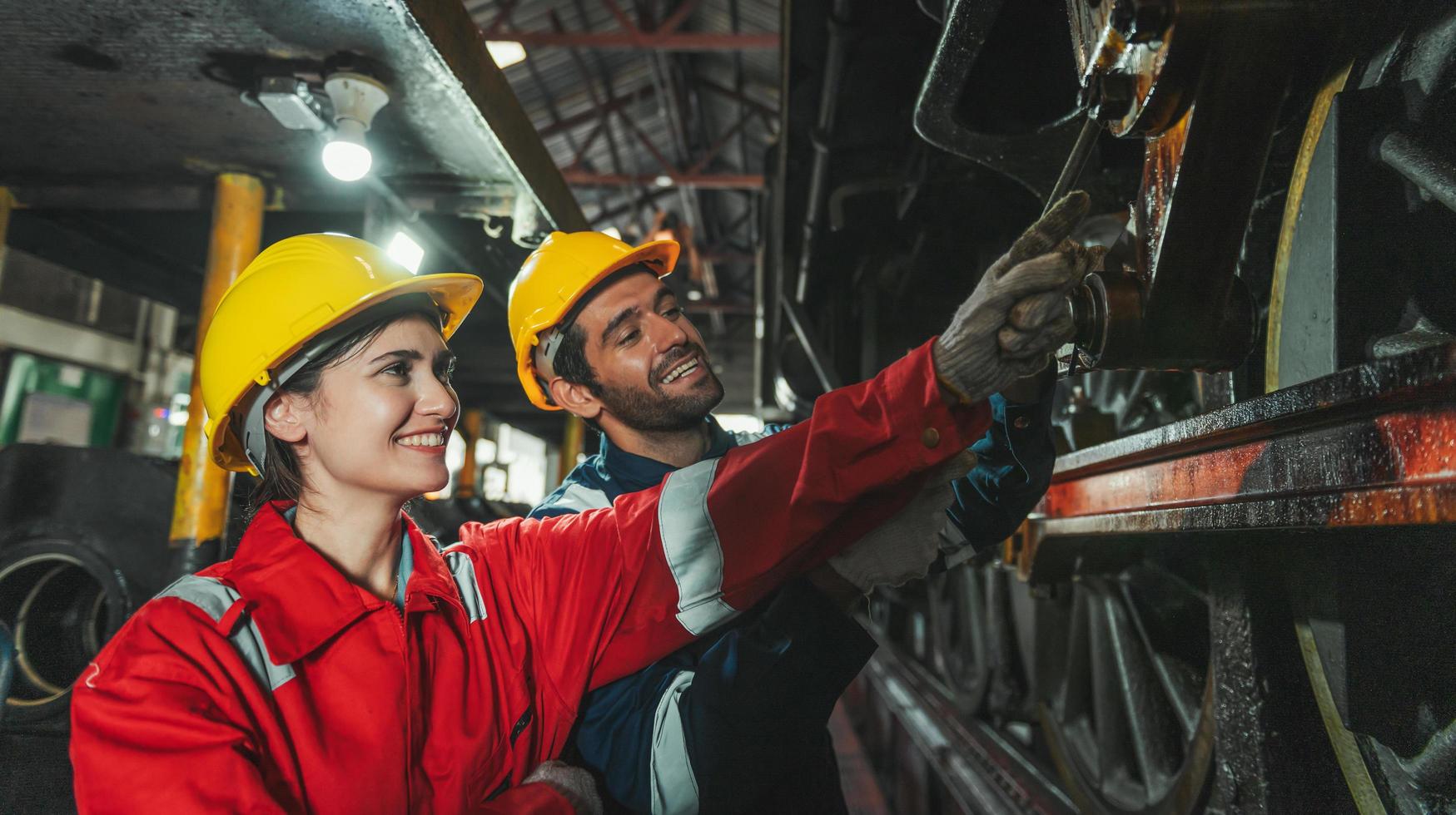 femmina ingegnere e lavoratore controllo attrezzatura nel fabbrica per riparazione foto