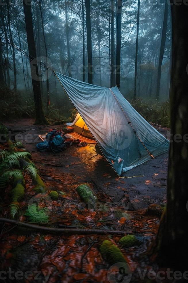 natura selvaggia sopravvivenza. bushcraft tenda sotto il telone nel pesante piovere, Abbracciare una persona il freddo di alba. un' scena di resistenza e resilienza foto