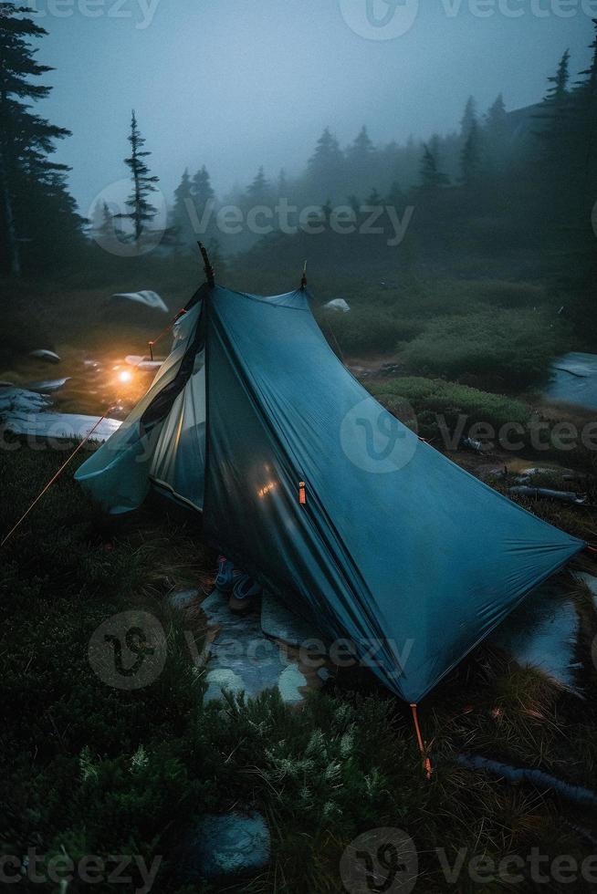 natura selvaggia sopravvivenza. bushcraft tenda sotto il telone nel pesante piovere, Abbracciare una persona il freddo di alba. un' scena di resistenza e resilienza foto