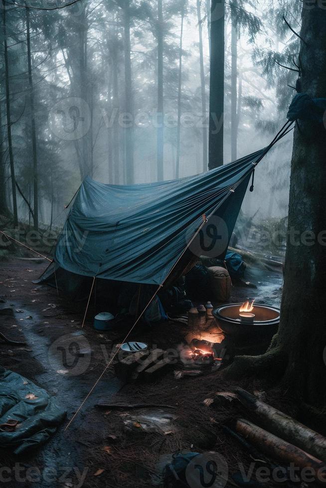 natura selvaggia sopravvivenza. bushcraft tenda sotto il telone nel pesante piovere, Abbracciare una persona il freddo di alba. un' scena di resistenza e resilienza foto