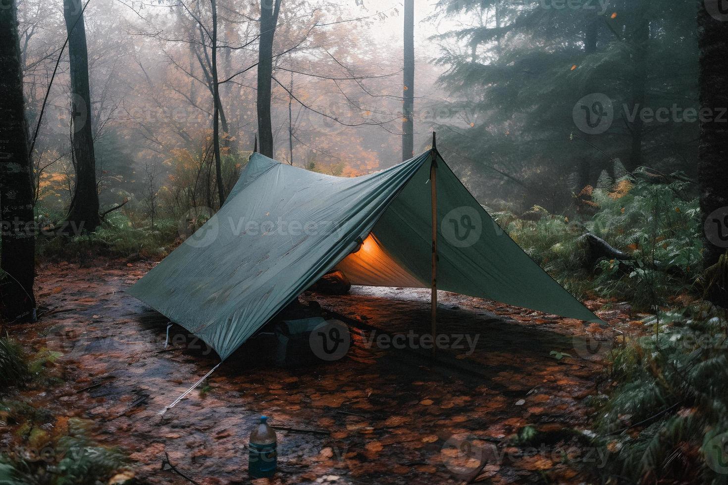 natura selvaggia sopravvivenza. bushcraft tenda sotto il telone nel pesante piovere, Abbracciare una persona il freddo di alba. un' scena di resistenza e resilienza foto