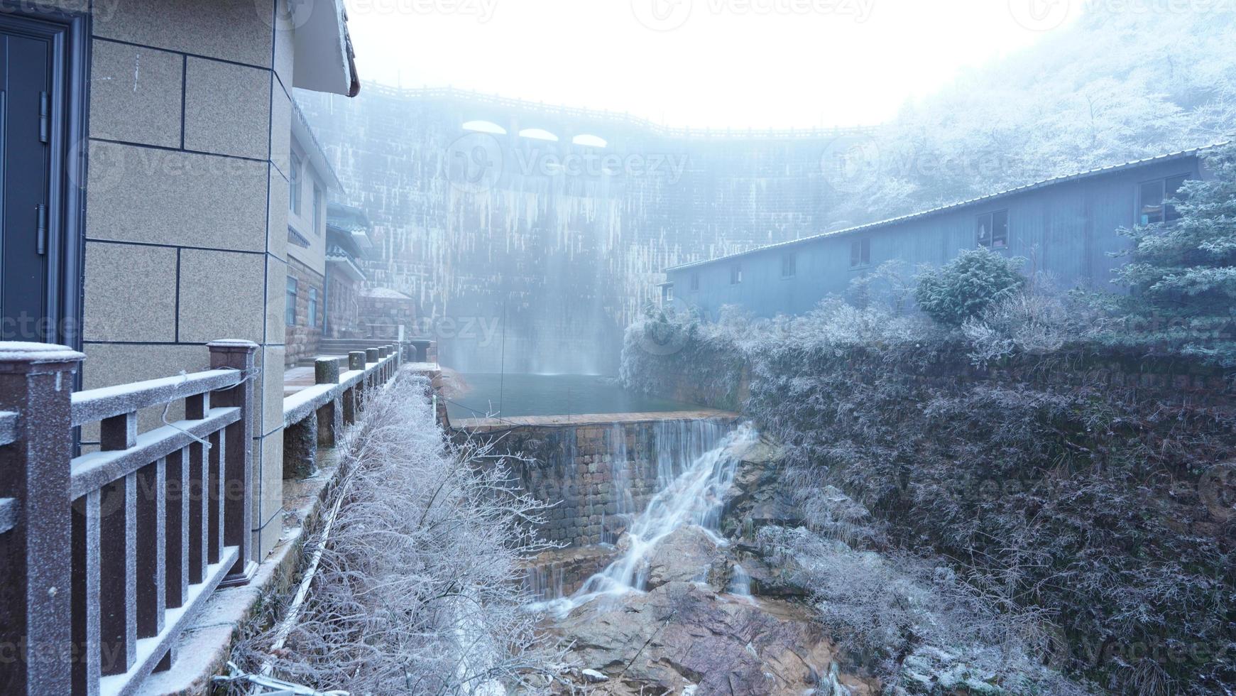 il bellissimo congelato montagne Visualizza coperto di il bianca neve e ghiaccio nel inverno foto