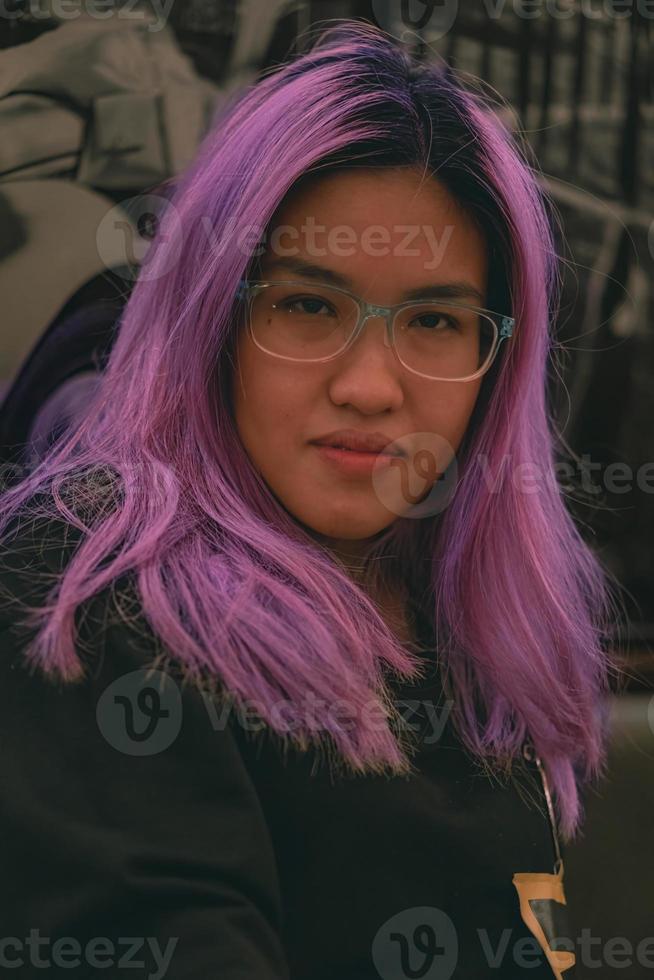 viola capelli asiatico donna espressione a ristorante foto