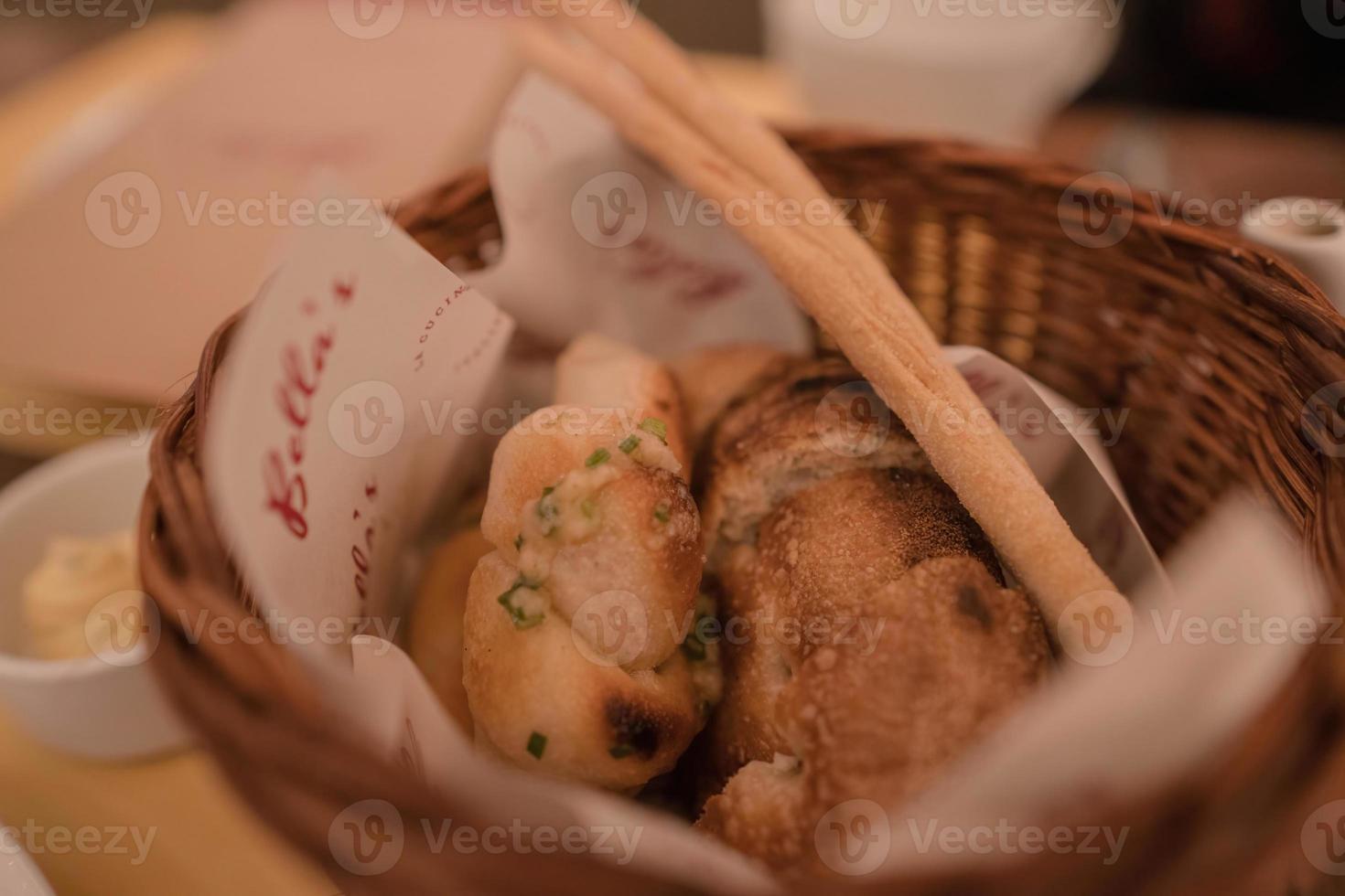 avvicinamento grissini dentro cestino cibo foto