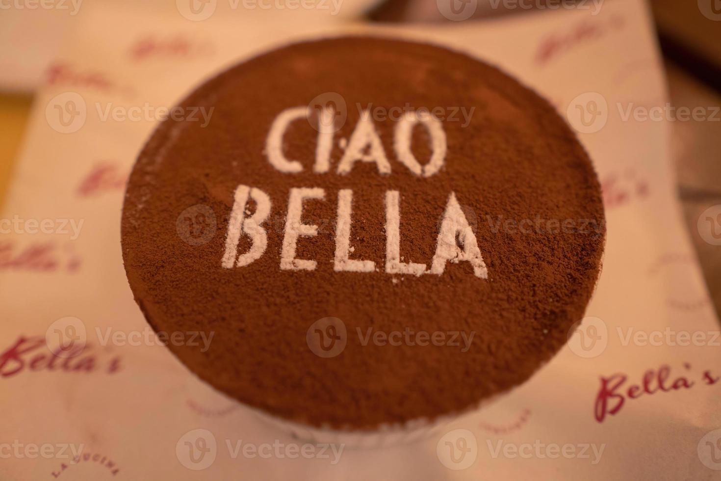 Tiramisù cioccolato stratificato con Ciao bella parole su superiore di strato foto