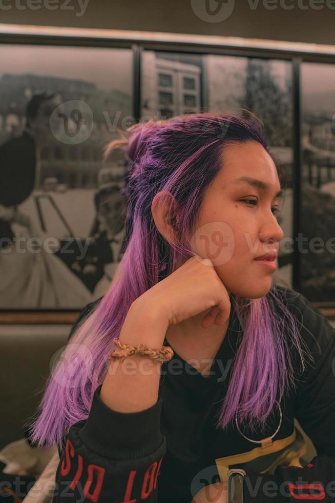 un' donna con viola capelli lato Visualizza foto