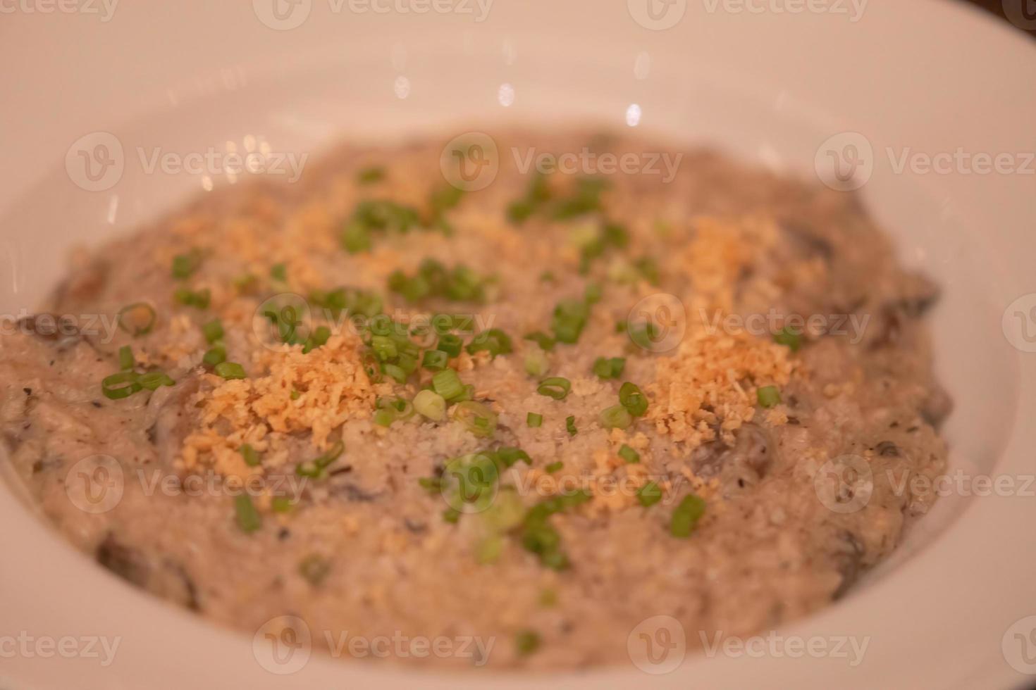 avvicinamento tartufo rissoto su piatto foto