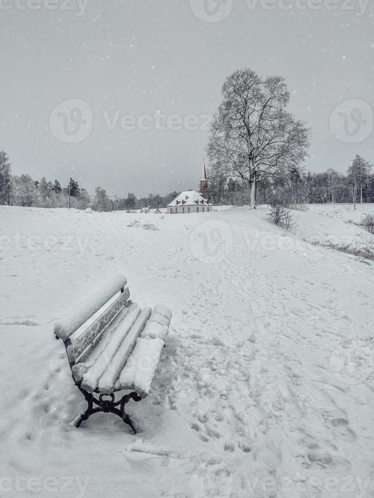 nevoso inverno minimalista paesaggio con neve coperto panca. foto