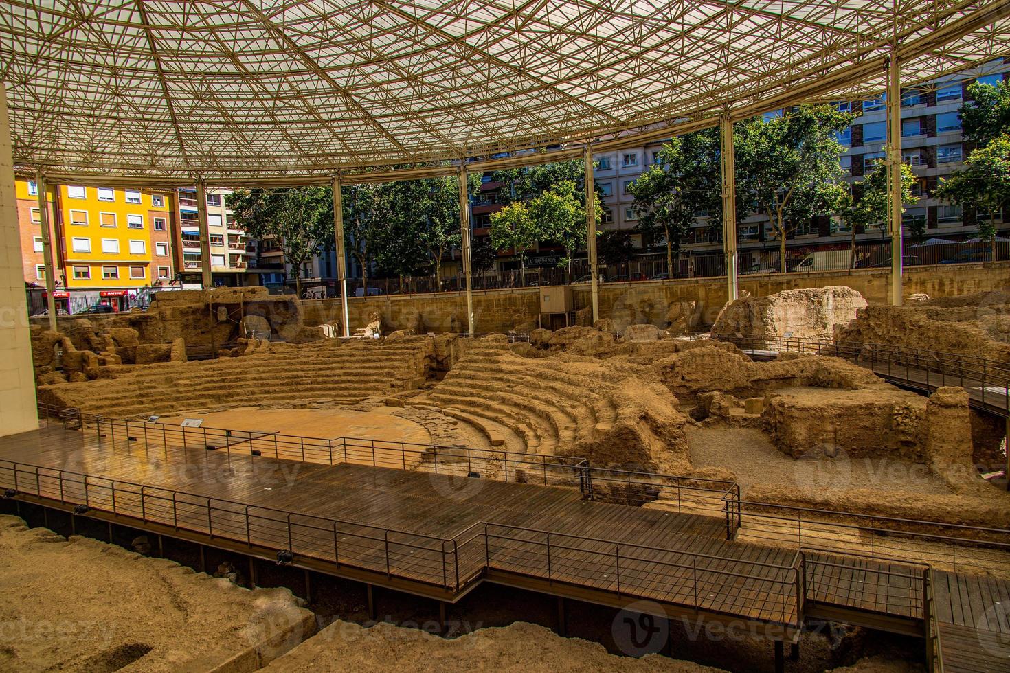 bellissimo rovine di il antico romano anfiteatro nel saragozza Spagna museo del teatro de cesaraugusta foto