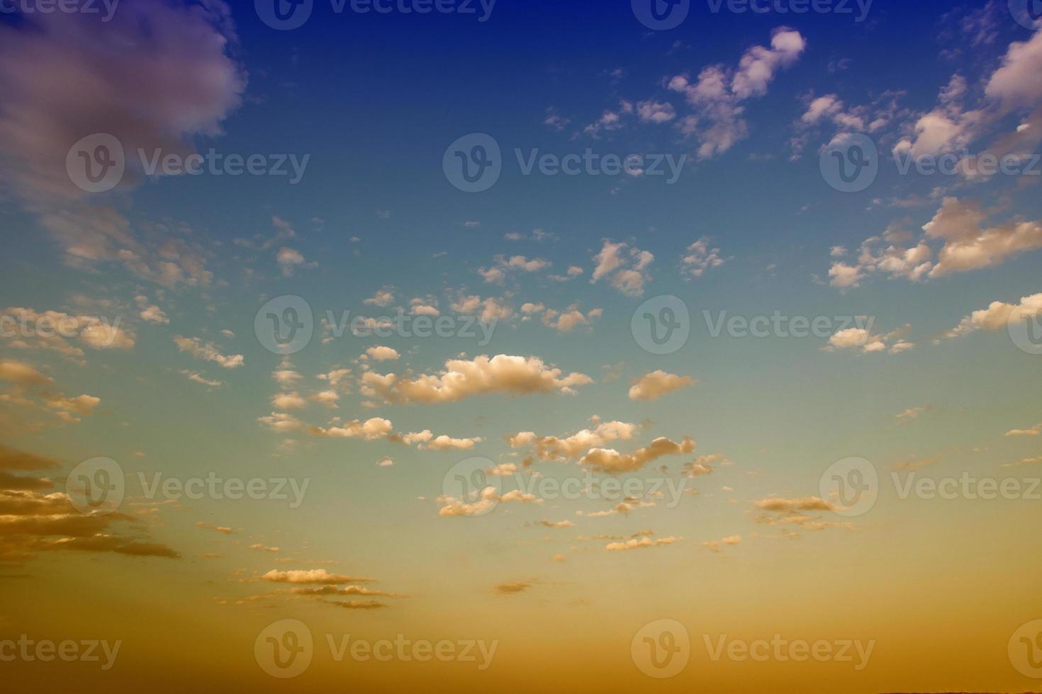 naturale blu cielo sfondo con bianca nuvole foto