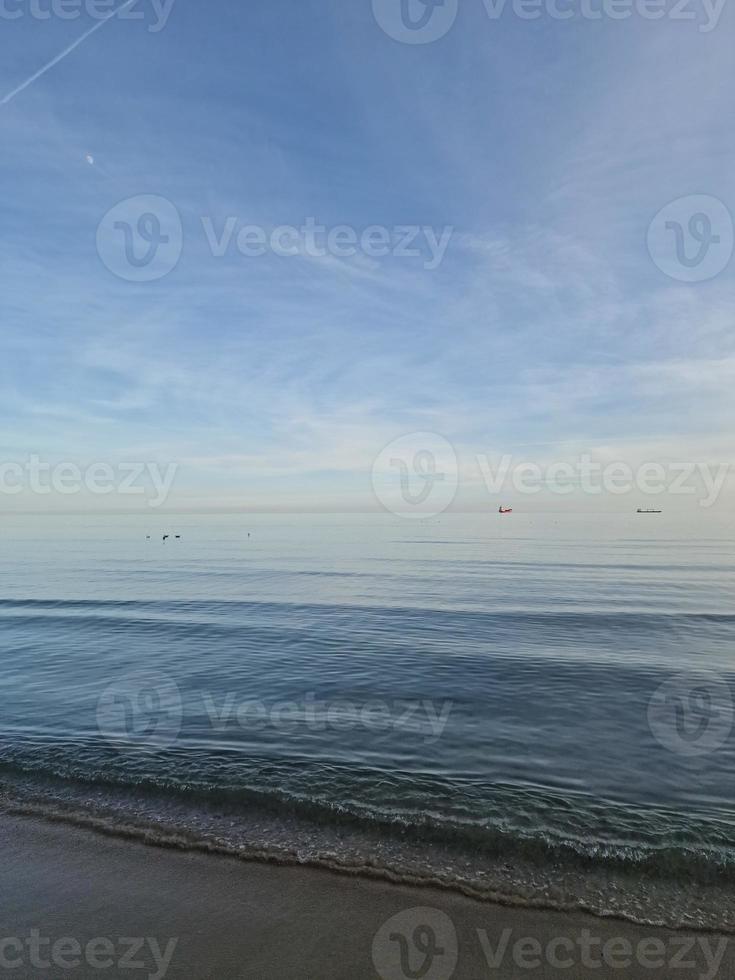 mare paesaggio pace e silenzioso su un' soleggiato caldo giorno foto