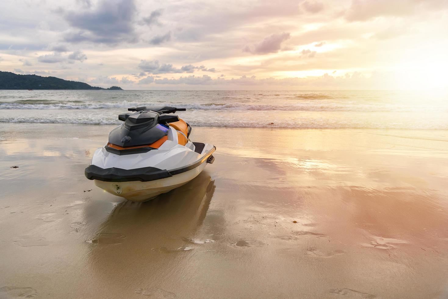 moto d'acqua parcheggiata sulla spiaggia foto